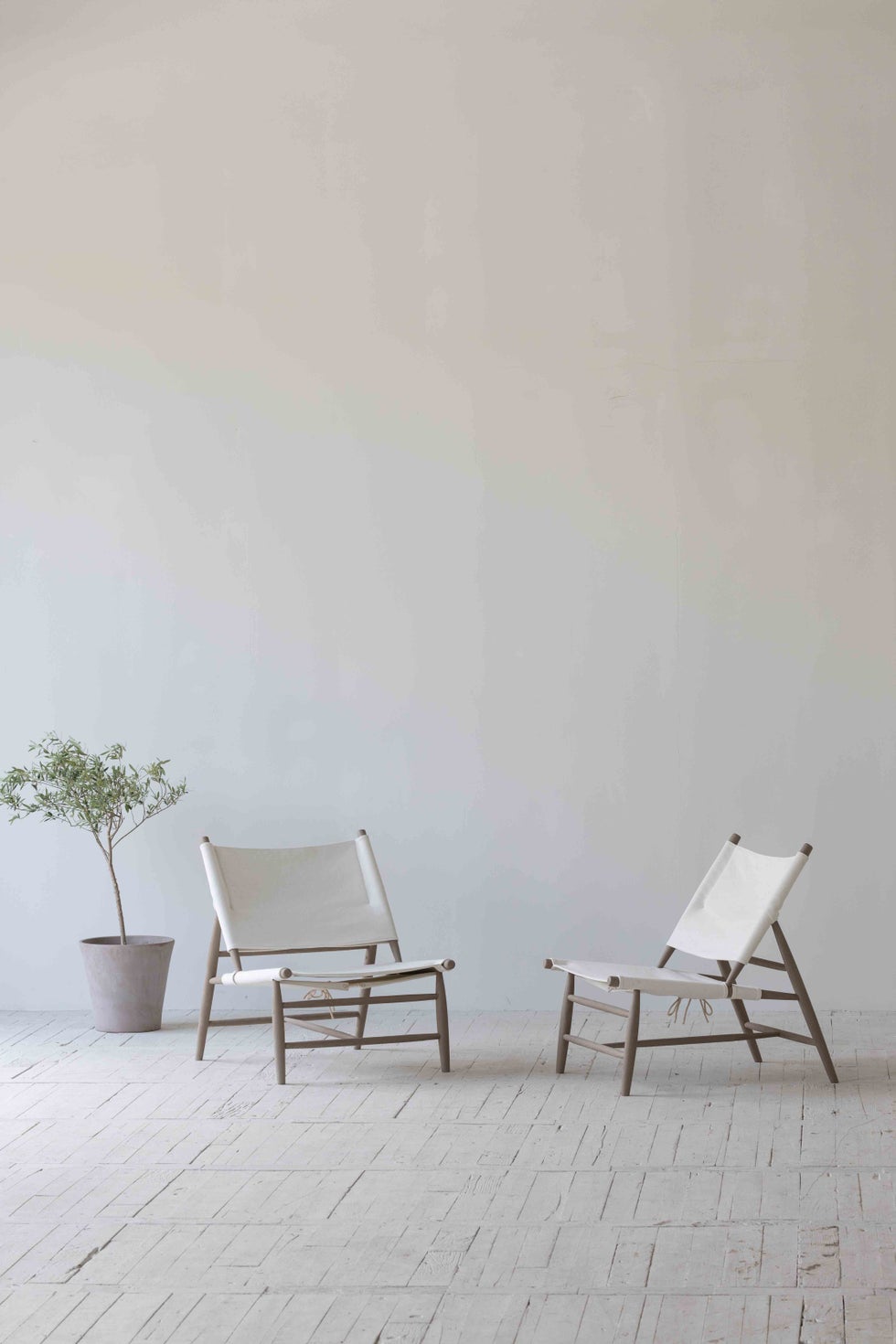 JONES Simple Chair w/White Seat - Smokey Grey