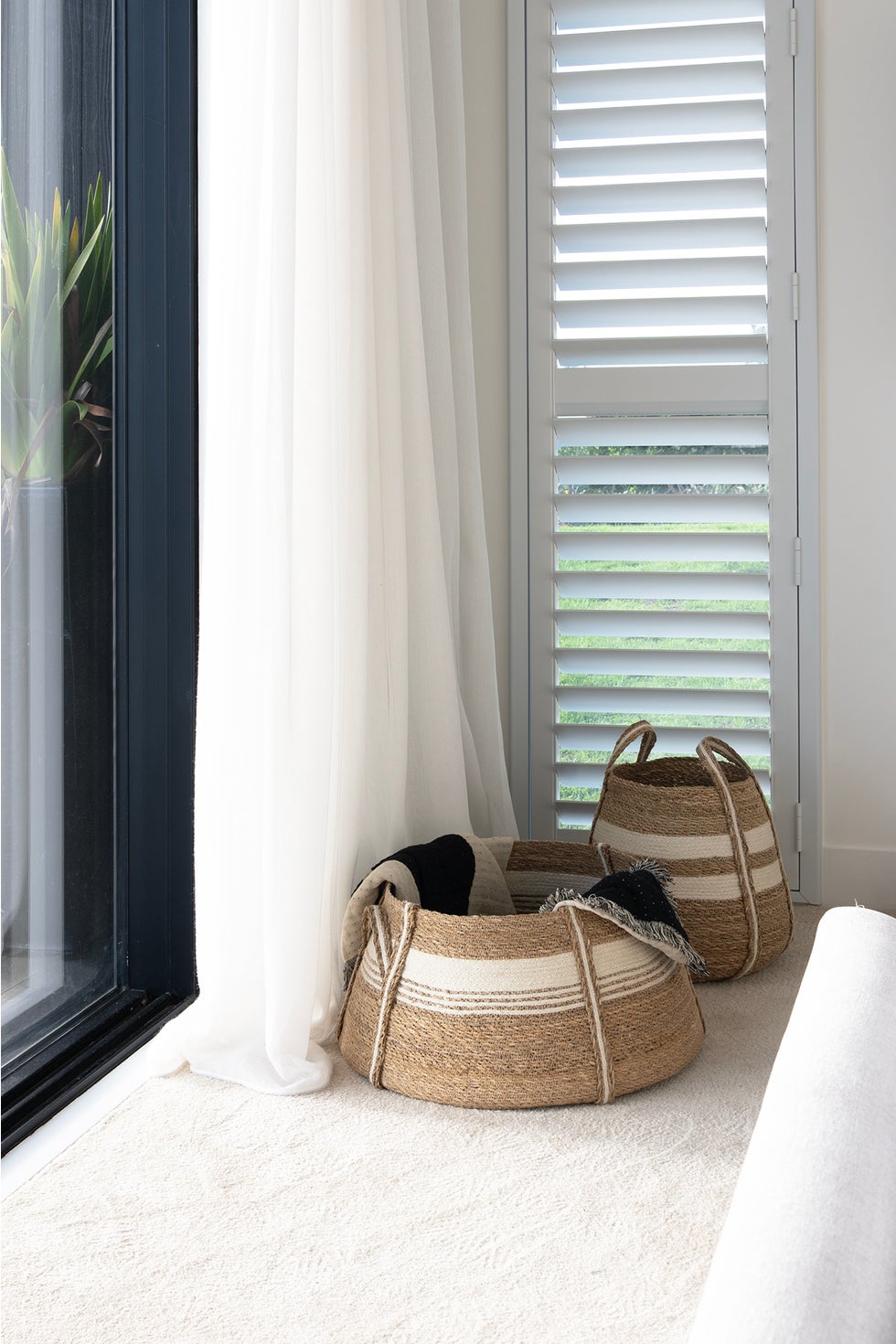 Amini Baskets A/2 - Natural w/White