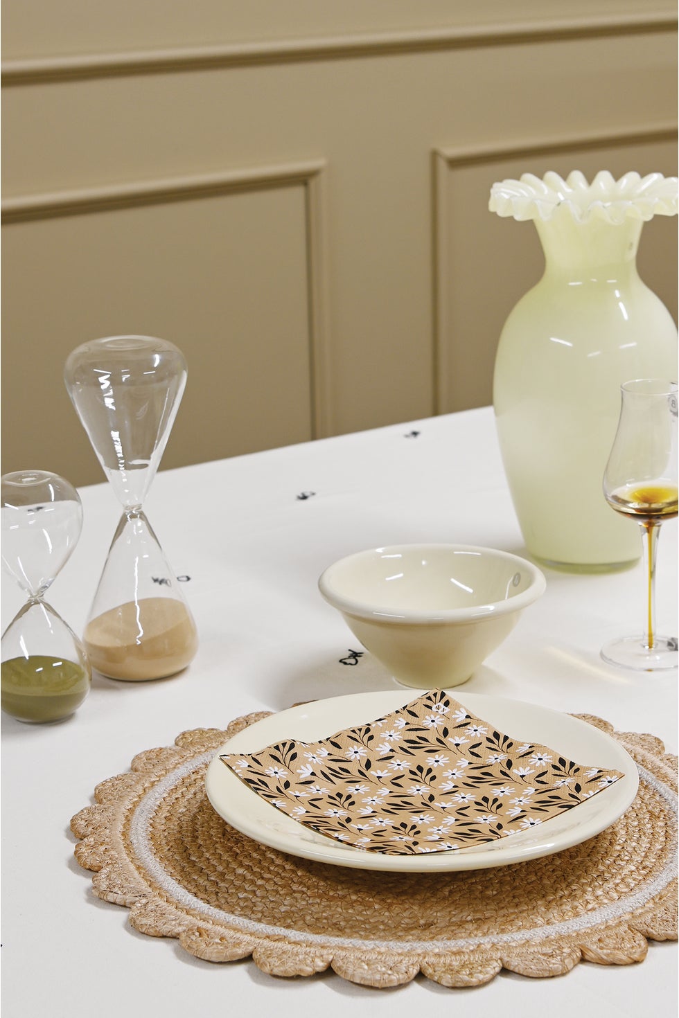 Placemat Scalloped - Natural w/White