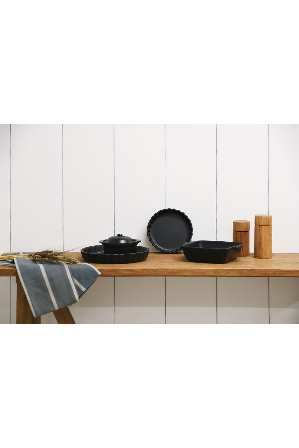 BROSTE Ovenware Vig Flan Oven Dish Medium - Black*