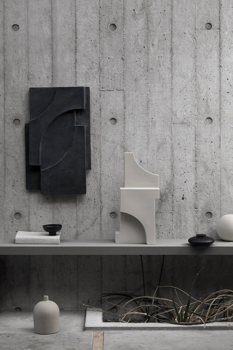 KRISTINA DAM Serif Relief Paperpulp - Dark Grey