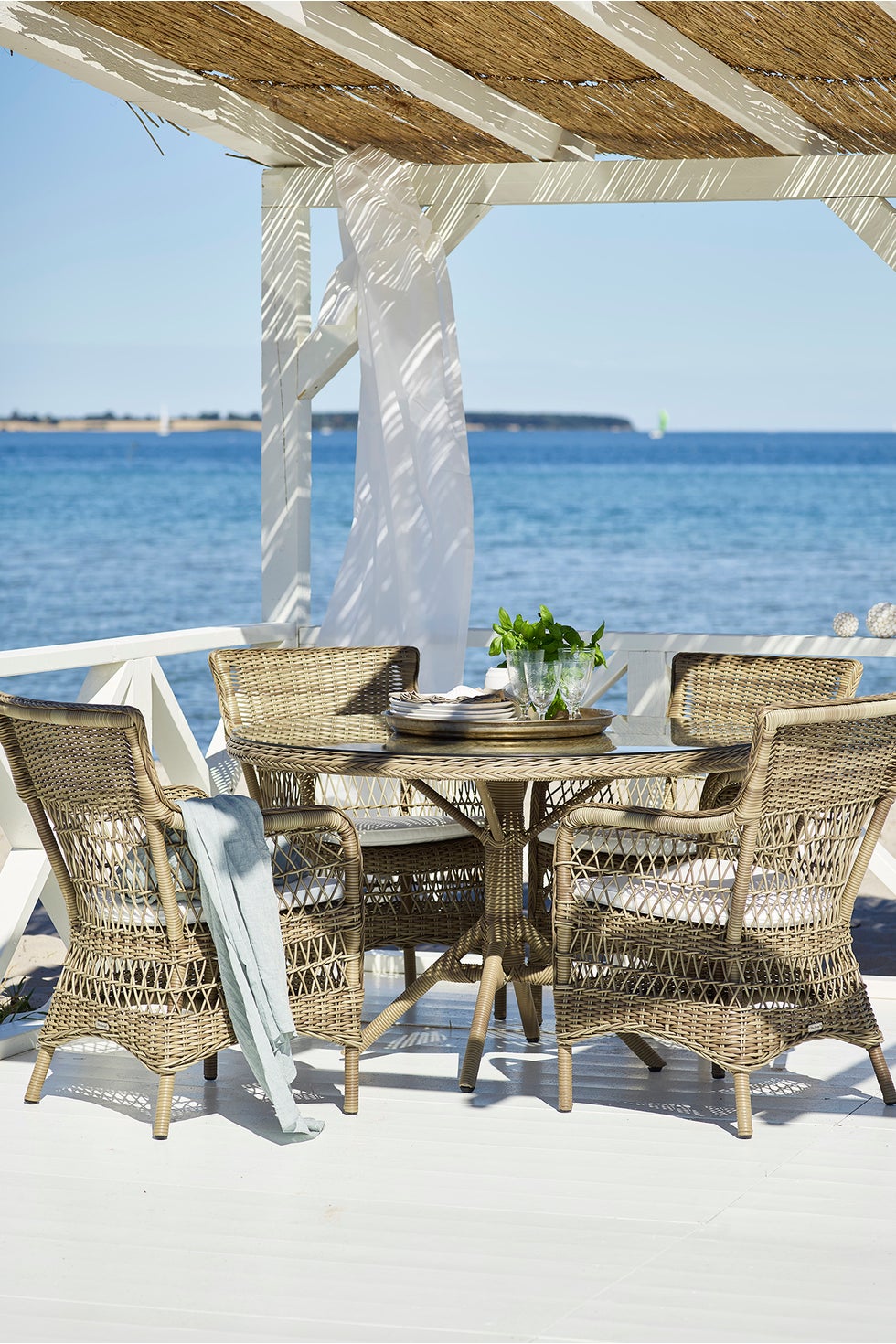 SIKA Georgia Garden Marie Armchair w/White Seat Cushion - Antique