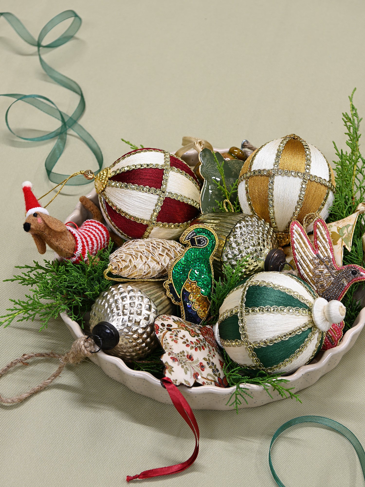 MAJESTIC Hanging Ball - Gold & White