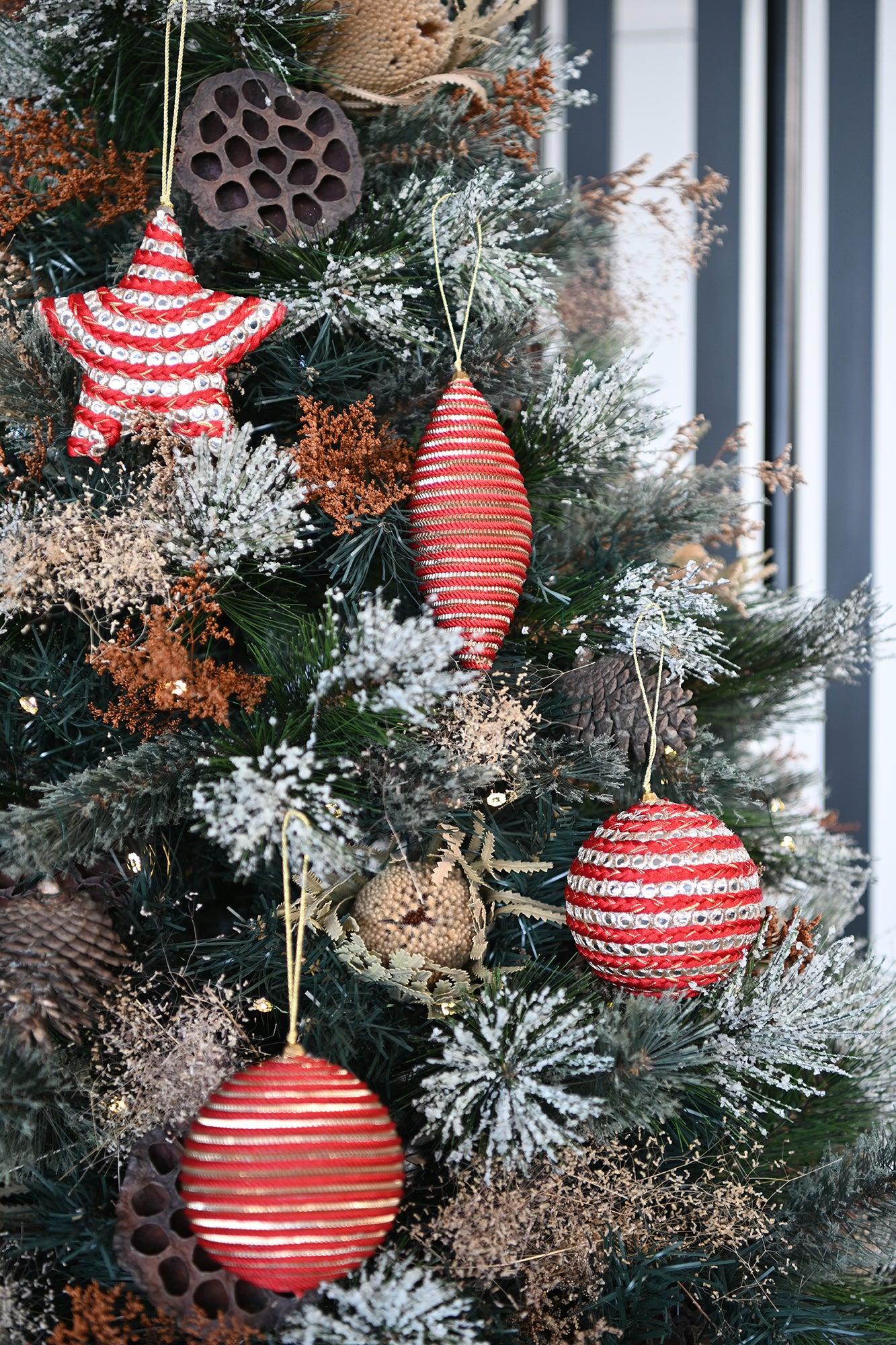 MAJESTIC Mirror Hanging Ball - Red & Gold