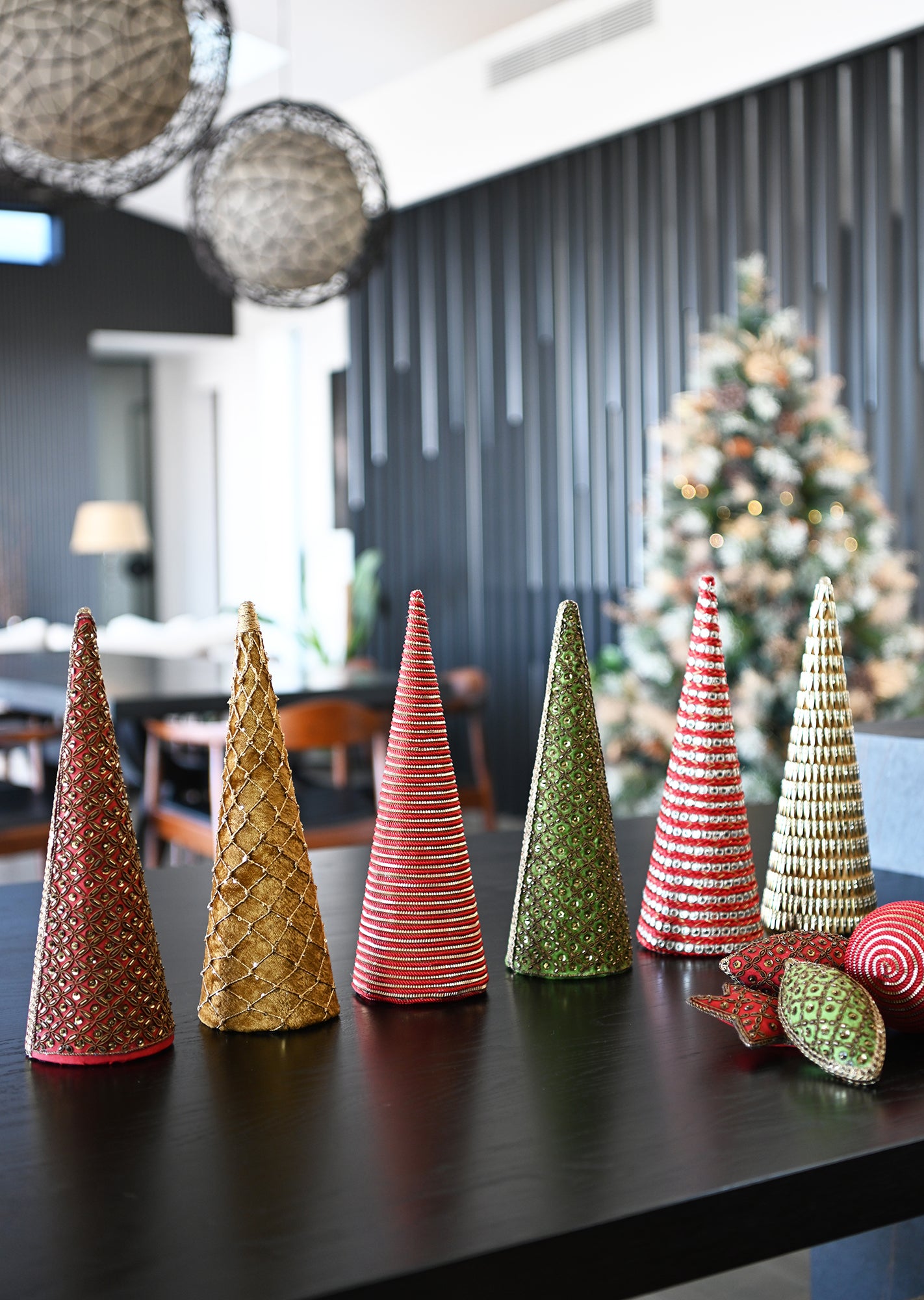 MAJESTIC Spiral Standing Cone - Red & Gold