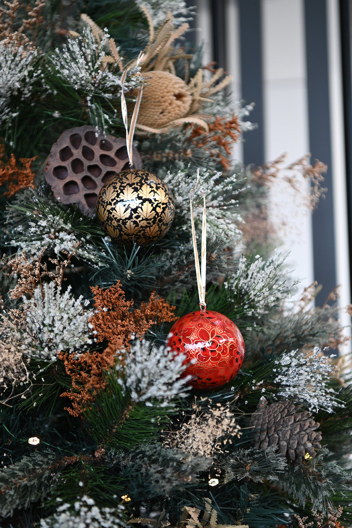 LUMI Hanging Ball - Golden Leaves in Black